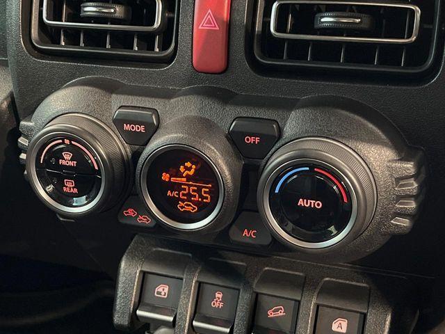 【オートエアコン】一度お好みの温度に設定すれば、車内の温度を検知し風量や温度を自動で調整。暑い&hellip;寒い&hellip;と何度もスイッチ操作をする必要はありません。快適な車内空間には必須の機能ですね♪