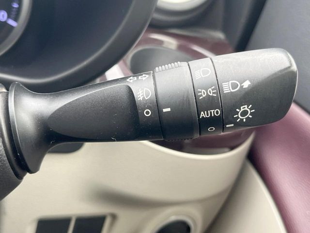 【オートライト】周りの明るさに応じて自動でヘッドライトの点灯・消灯ができる機能です!ライトの付け忘れ・消し忘れなどが無くなり、雨の日や夕方の走行も安心!トンネル通過時も便利ですね♪