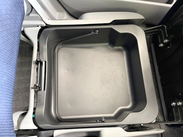 �y�V�[�g�A���_�[�{�b�N�X�z�V�[�g�̉��ɑ�e�ʂ̎��[�X�y�[�X��������Ă���A�C���ԃO�b�Y�ȂǁA�O���猩��ꂽ���Ȃ����̂�����������[�ł��ĕ֗�!