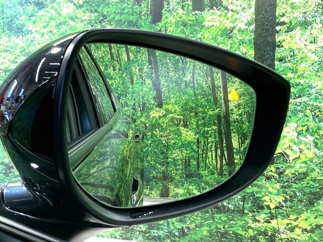 【ブラインドスポットモニタリング】走行中、ドアミラーの死角になりやすい箇所に後続車が接近するとサイドミラー付近に警告を表示、ドライバーに注意喚起をしてくれます。