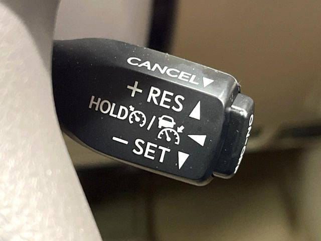 【レーダークルーズコントロール】高速道路での長距離走行が楽に!!自動で速度を保つクルーズコントロールが、衝突軽減システムと連携し、前方の車両を感知して車間を保つように速度調節してくれます!!