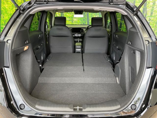 ���i�̂���������ʋ΁A���}���ɏ\���ȉ׎��X�y�[�X���m�ۂ��Ă���܂��B�Z�J���h�V�[�g��|���ƁA�傫�ȉו��̐ύڂ��\�ł���