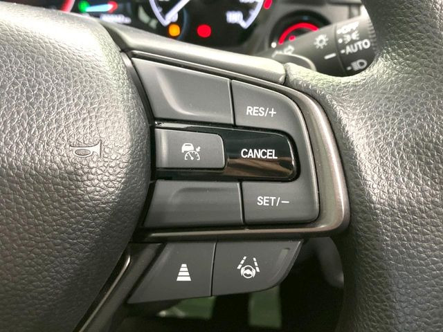 【アダプティブクルーズコントロール】高速道路での長距離走行が楽に!!自動で速度を保つクルーズコントロールが、衝突軽減システムと連携し、前方の車両を感知して車間を保つように速度調節してくれます!!