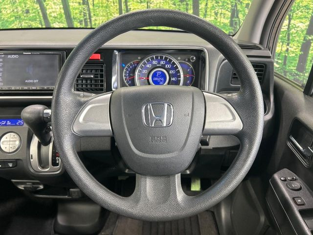 �C���e���A�ɍ��킹���f�U�C���̃X�e�A�����O�́A�^�]�������̂��Ƃ��l���A�^�]���₷���`��A�傫���ł��B�����x�A���ۂɐG���Ă��m���߂��������B