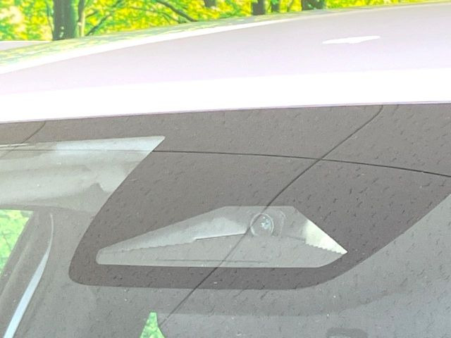 【ホンダセンシング】走行中に前方の車両等を認識し、衝突しそうな時は警報とブレーキで衝突回避と被害軽減をアシスト。より安全にドライブをお楽しみいただけます。