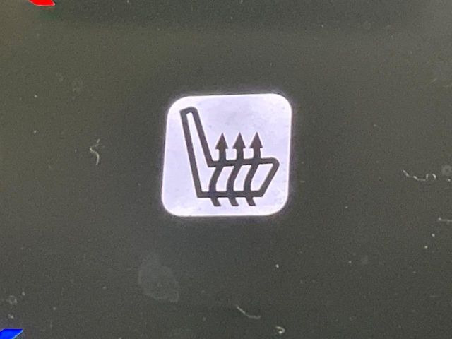 【シートヒーター】寒い日に重宝するシートヒーター!エアコンより早く温まってくれるので寒がりの人も安心ですね♪エアコンの温風は乾燥するから苦手、という方にもをおすすめです。