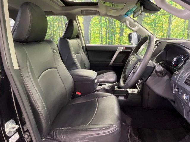 運転席シート廻りは使用感も少なく、良好な状態となっています。前オーナー様が丁寧に使っていたことがよくわかりますね。