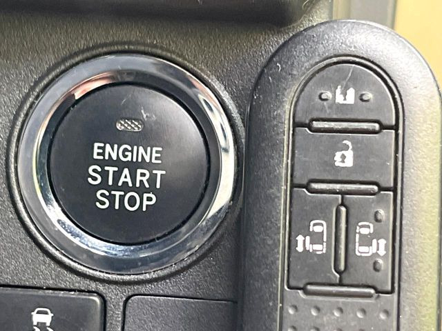 【キーフリーシステム】カバンやポケットに入れたままでもドアの施錠・解錠が可能なスマートキーを装備。エンジンのオン・オフ時もカギを取り出す必要が無いからとっても便利です♪