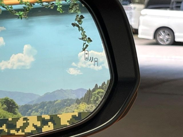【ブラインドスポットモニター】走行中、ドアミラーの死角になりやすい箇所に後続車が接近するとサイドミラーのレンズに警告を表示!ドライバーに注意喚起をしてくれます。
