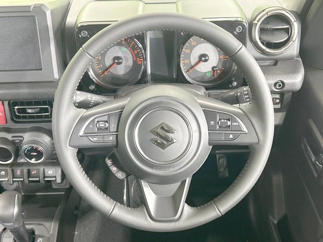 �C���e���A�ɍ��킹���f�U�C���̃X�e�A�����O�́A�^�]�������̂��Ƃ��l���A�^�]���₷���`��A�傫���ł��B�����x�A���ۂɐG���Ă��m���߂��������B