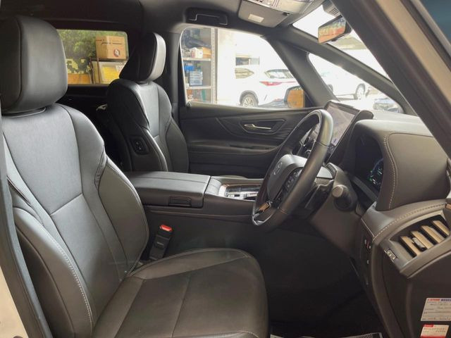 【合皮レザーシート】汚れのふき取りが容易でメンテナンスもが簡単な、機能性に優れる合成皮革を採用した上質なシートです。座り心地もよく、高級感あふれる心地良い車内空間を演出してくれます。