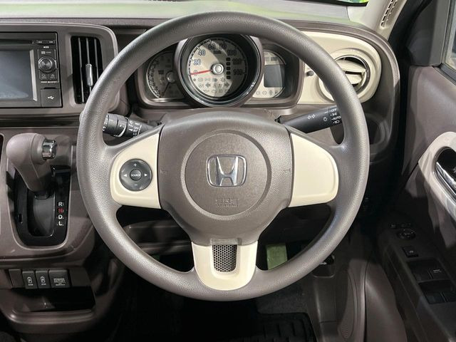 �C���e���A�ɍ��킹���f�U�C���̃X�e�A�����O�́A�^�]�������̂��Ƃ��l���A�^�]���₷���`��A�傫���ł��B�����x�A���ۂɐG���Ă��m���߂��������B