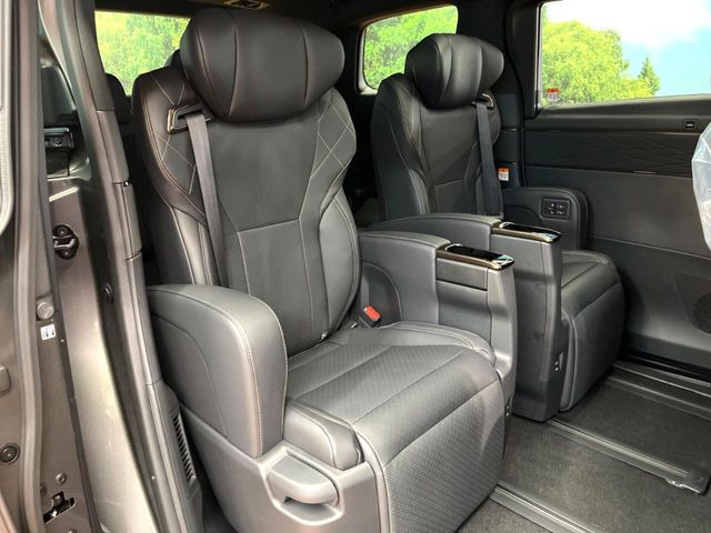 二列目中央はウォークスルーとなっております。二列目と三列目の移動や乗り降りがとっても楽になるので、乗り降りの際もストレスを感じることはありません♪