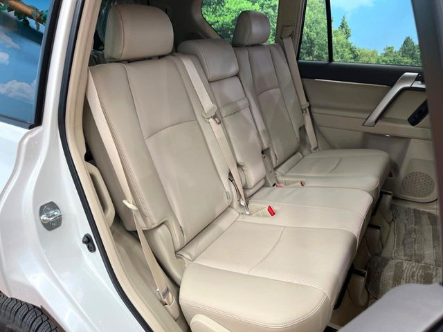 後部座席も気になるようなキズ・汚れやへたり等、大きなダメージはなく、良好な状態です。
