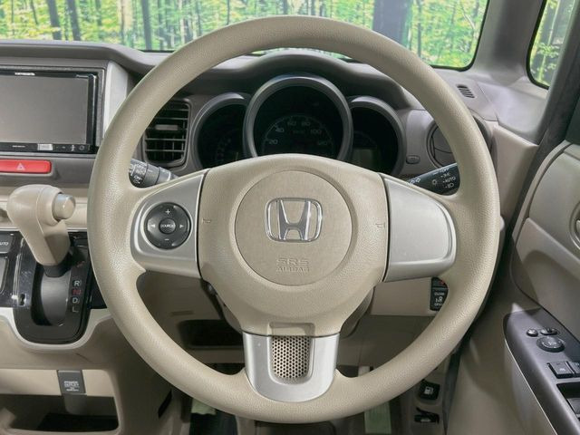 �C���e���A�ɍ��킹���f�U�C���̃X�e�A�����O�́A�^�]�������̂��Ƃ��l���A�^�]���₷���`��A�傫���ł��B�����x�A���ۂɐG���Ă��m���߂��������B