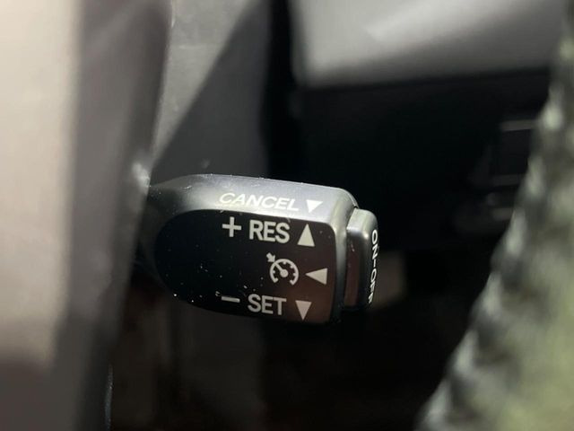 【クルーズコントロール】高速道路もラクラク走行。アクセルを離しても一定速度で走行ができ、長距離運転時の負担を軽減!加速・減速も簡単なスイッチ操作で調整できます。