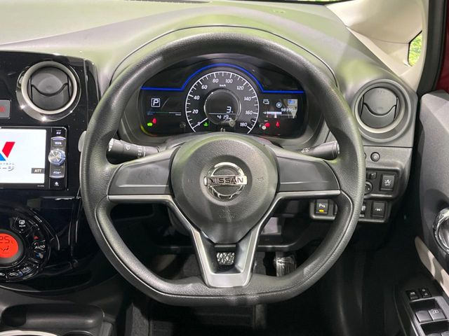 �C���e���A�ɍ��킹���f�U�C���̃X�e�A�����O�́A�^�]�������̂��Ƃ��l���A�^�]���₷���`��A�傫���ł��B�����x�A���ۂɐG���Ă��m���߂��������B