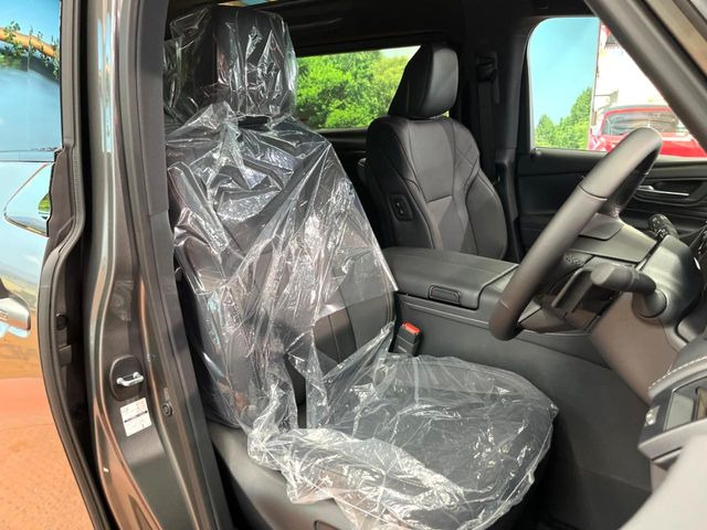 【黒革シート】上質な本革を使用し、高級感あふれる黒革シート。常に体に触れる部分だから、座り心地の良さにはこだわりたいですね♪汚れの付着や劣化を抑制する内装コーティング施工もおススメですよ♪