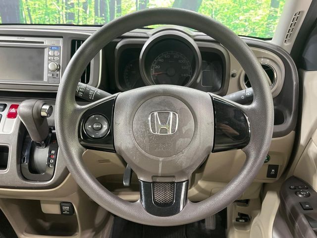 �C���e���A�ɍ��킹���f�U�C���̃X�e�A�����O�́A�^�]�������̂��Ƃ��l���A�^�]���₷���`��A�傫���ł��B�����x�A���ۂɐG���Ă��m���߂��������B