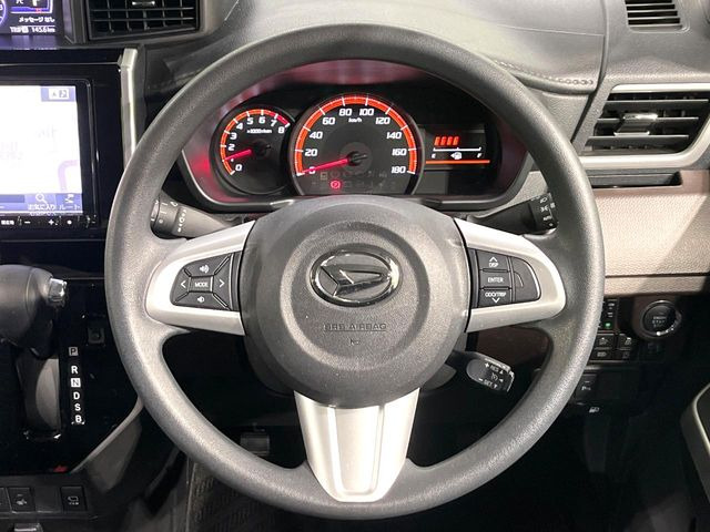 �C���e���A�ɍ��킹���f�U�C���̃X�e�A�����O�́A�^�]�������̂��Ƃ��l���A�^�]���₷���`��A�傫���ł��B�����x�A���ۂɐG���Ă��m���߂��������B