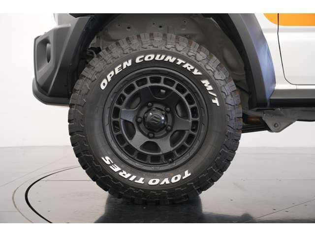 �z�C�[���̓W���j�[�炵���͋����f�U�C�����̗p���A�^�t�ȃ{�f�B�X�^�C���Ƒ����̗ǂ����������o�B���H���s����X���܂Ńo�����X�悭�Ή����ASUV�炵�����݊�������w�������ĂĂ��܂��B