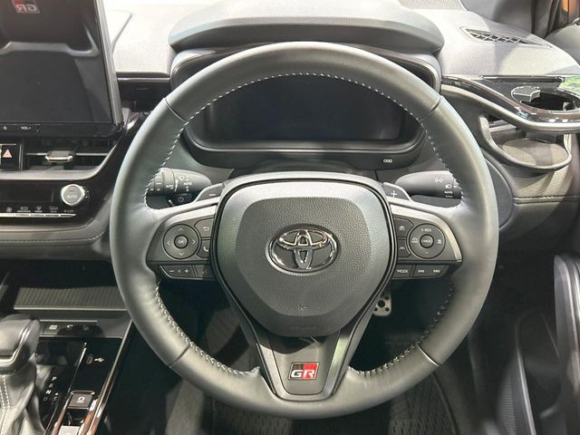 インテリアに合わせたデザインのステアリングは、運転される方のことも考え、運転しやすい形状、大きさです。是非一度、実際に触ってお確かめください。