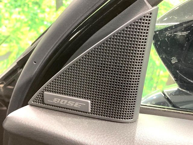 【BOSEサウンドシステム】メーカーオプションの高品位サウンドシステムを搭載。専用のチューニングが施された大小様々なスピーカーから良質なサウンドが奏でられ、臨場感あふれる音響空間を演出します。