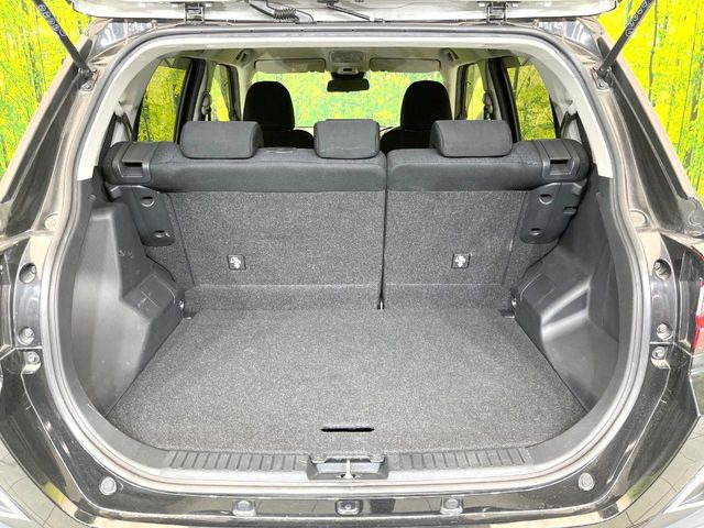 ���i�̂���������ʋ΁A���}���ɏ\���ȉ׎��X�y�[�X���m�ۂ��Ă���܂��B�Z�J���h�V�[�g��|���ƁA�傫�ȉו��̐ύڂ��\�ł���