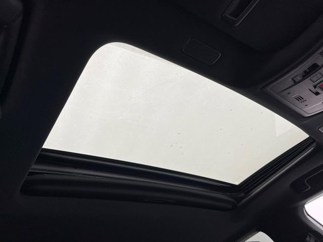 【サンルーフ】開放感たっぷりの希少装備、サンルーフが装着されています!車内に明かりを取り入れたり景色を楽しむ以外にも、車内の空気も簡単に換気できて快適です!