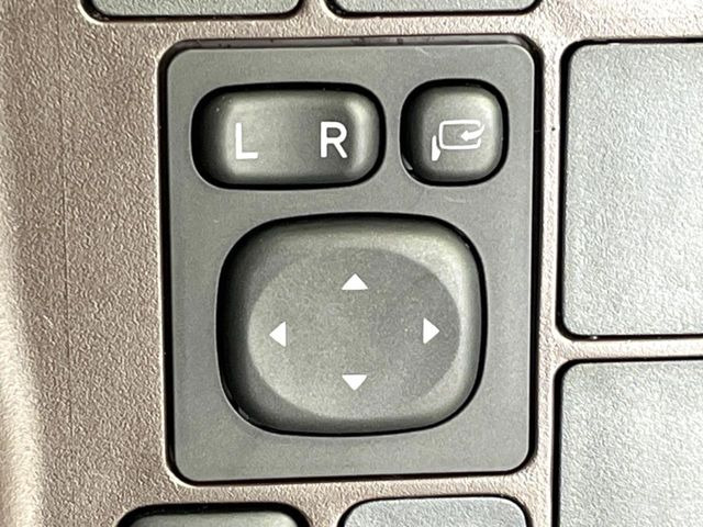 �y�d���i�[�~���[�z�T�C�h�~���[�͓d���i�[���ƂȂ��Ă���A�������ԏ�ł��L�Y�������X�N��}�����܂��B