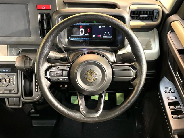 �C���e���A�ɍ��킹���f�U�C���̃X�e�A�����O�́A�^�]�������̂��Ƃ��l���A�^�]���₷���`��A�傫���ł��B�����x�A���ۂɐG���Ă��m���߂��������B