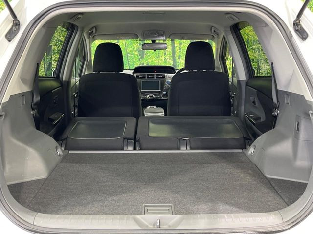 ラゲッジルームは、大容量のスペースを確保。普段のお買い物からレジャーまで、幅広く活躍してくれます!また、リアシートを倒すことでバリエーション豊かにお使いいただけます。