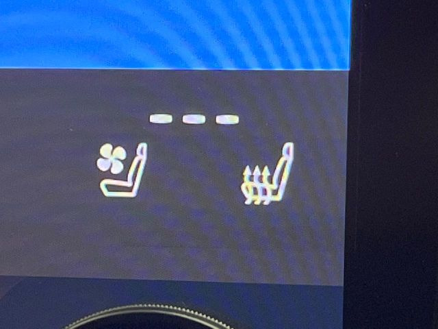 【シートベンチレーション】夏場は涼しい風でお尻や背中の熱やムレを防ぎ、冬はエアコンよりも早く温まってポカポカに!季節を問わず快適に過ごせます。