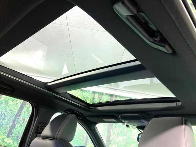 【サンルーフ】開放感たっぷりの希少装備、サンルーフが装着されています!車内に明かりを取り入れたり景色を楽しむ以外にも、車内の空気も簡単に換気できて快適です!