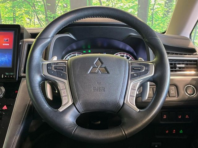 インテリアに合わせたデザインのステアリングは、運転される方のことも考え、運転しやすい形状、大きさです。是非一度、実際に触ってお確かめください。