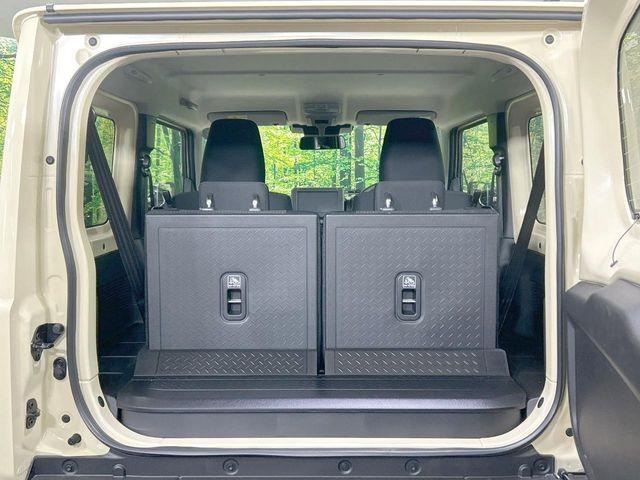 ���i�̂���������ʋ΁A���}���ɏ\���ȉ׎��X�y�[�X���m�ۂ��Ă���܂��B�Z�J���h�V�[�g��|���ƁA�傫�ȉו��̐ύڂ��\�ł���