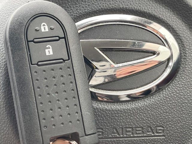 【キーフリーシステム】カバンやポケットに入れたままでもドアの施錠・解錠が可能なスマートキーを装備。エンジンのオン・オフ時もカギを取り出す必要が無いからとっても便利です♪