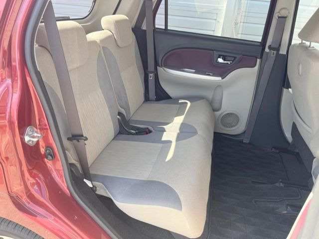 後部座席も気になるようなキズ・汚れやへたり等、大きなダメージはなく、良好な状態です。