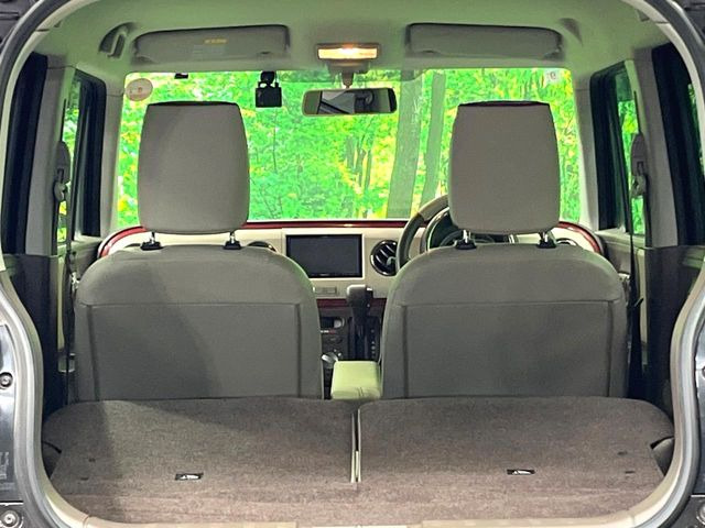 ���i�̂���������ʋ΁A���}���ɏ\���ȉ׎��X�y�[�X���m�ۂ��Ă���܂��B�Z�J���h�V�[�g��|���ƁA�傫�ȉו��̐ύڂ��\�ł���