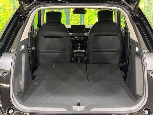 普段のお買い物や通勤、送迎等に十分な荷室スペースを確保しております。セカンドシートを倒すと、大きな荷物の積載も可能です♪