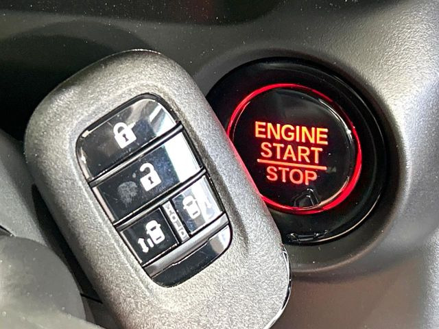 �yHonda�X�}�[�g�L�[�z�J�o����|�P�b�g�ɓ��ꂽ�܂܂ł��h�A�̎{���E�������\�ȃX�}�[�g�L�[�𑕔��B�G���W���̃I���E�I�t�����J�M�����o���K�v����������Ƃ��Ă��֗��ł���