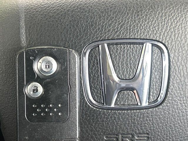 �yHonda�X�}�[�g�L�[�z�J�o����|�P�b�g�ɓ��ꂽ�܂܂ł��h�A�̎{���E�������\�ȃX�}�[�g�L�[�𑕔��B�G���W���̃I���E�I�t�����J�M�����o���K�v����������Ƃ��Ă��֗��ł���