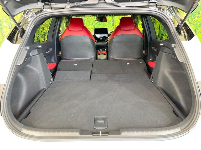 ���i�̂���������ʋ΁A���}���ɏ\���ȉ׎��X�y�[�X���m�ۂ��Ă���܂��B�Z�J���h�V�[�g��|���ƁA�傫�ȉו��̐ύڂ��\�ł���