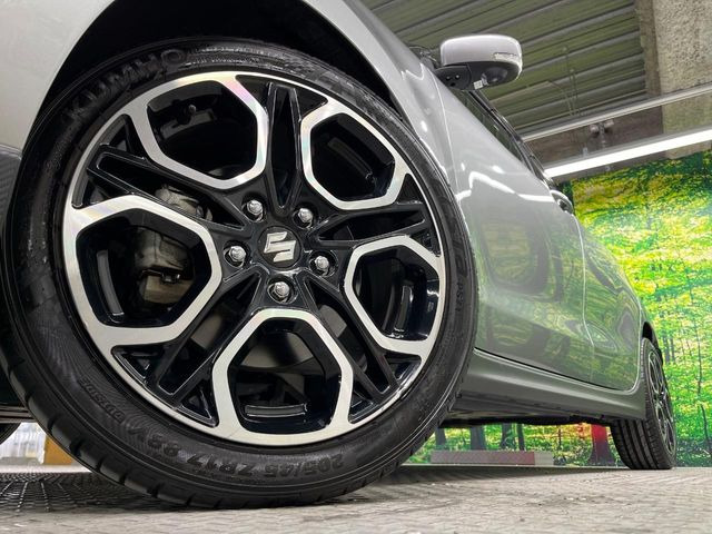 �y����17�C���`�A���~�z�C�[���z�O�ςɃ}�b�`���������A���~�z�C�[���𑕒����Ă���܂��B�e��ЊO�A���~�z�C�[����A�X�^�b�h���X�^�C�����戵�����Ă���܂��B���񂲑��k����������