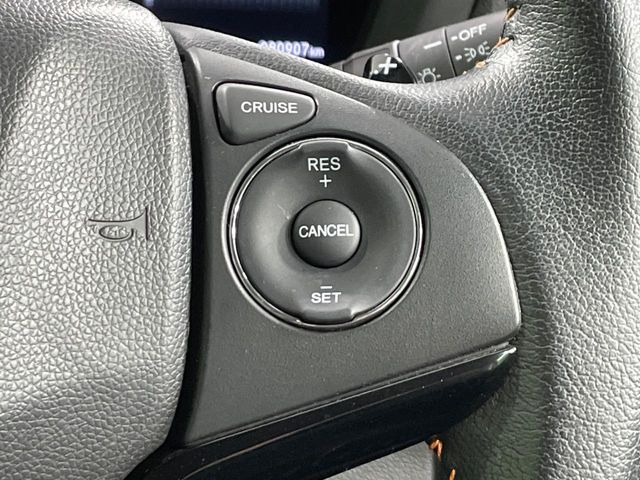【クルーズコントロール】高速道路もラクラク走行。アクセルを離しても一定速度で走行ができ、長距離運転時の負担を軽減!加速・減速も簡単なスイッチ操作で調整できます。