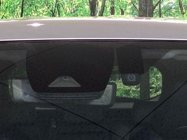 【トヨタセーフティセンス】走行中に前方の車両等を認識し、衝突しそうな時は警報とブレーキで衝突回避と被害軽減をアシスト。より安全にドライブをお楽しみいただけます。