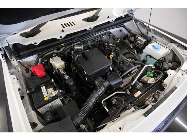 �G���W����660cc����3�C���^�[�{�G���W���𓋍ڂ��A�o��64PS�E�ő�g���N96Nm�𔭊��B�y�ʃ{�f�B�Ƒg�ݍ��킹�邱�Ƃŗ͋��������ƗD�ꂽ���j�����������A�X��肩��A�E�g�h�A�܂ŕ��L���V�[���Ŋ��􂵂܂��B