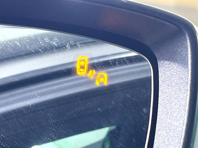 【ブラインドスポットモニタリング】走行中、ドアミラーの死角になりやすい箇所に後続車が接近するとサイドミラー付近に警告を表示、ドライバーに注意喚起をしてくれます。