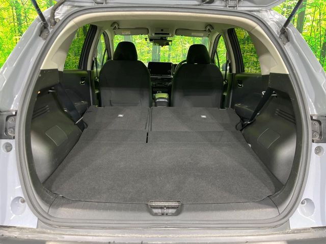 ���i�̂���������ʋ΁A���}���ɏ\���ȉ׎��X�y�[�X���m�ۂ��Ă���܂��B�Z�J���h�V�[�g��|���ƁA�傫�ȉו��̐ύڂ��\�ł���