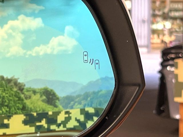 【ブラインドスポットモニター】走行中、ドアミラーの死角になりやすい箇所に後続車が接近するとサイドミラーのレンズに警告を表示!ドライバーに注意喚起をしてくれます。